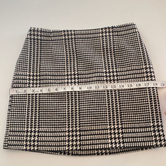 H&M Black & White Houndstooth Plaid Mini Skirt Size 8 - Picture 7 of 8